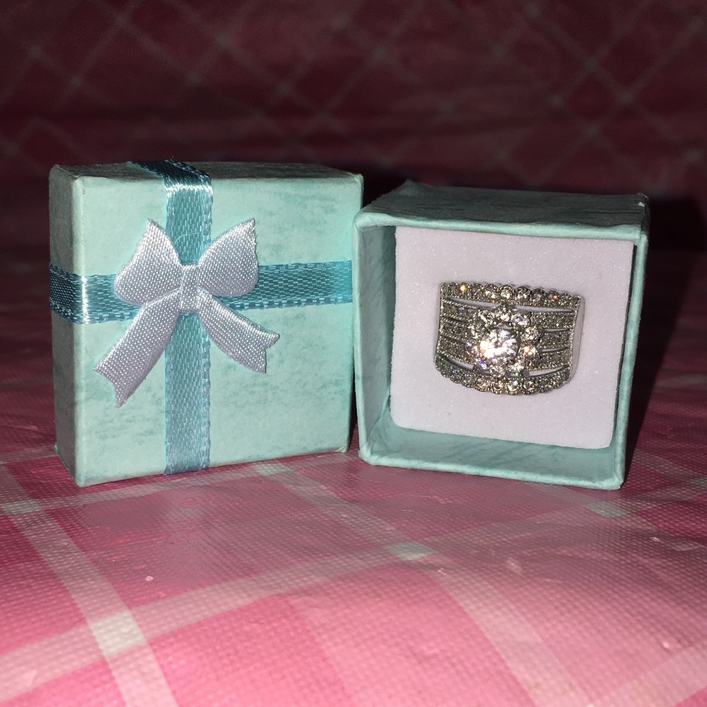 🎈SALE🎈💍”FLORAL BEAUTY”💍